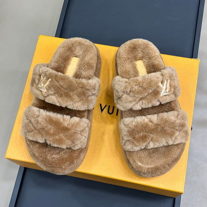 LV WOMEN'S DAD SANDAL MULE IN CAMEL BROWN FLEECE