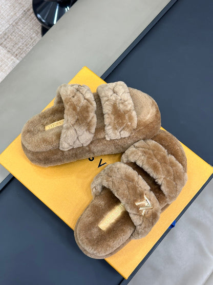 LV WOMEN'S DAD SANDAL MULE IN CAMEL BROWN FLEECE