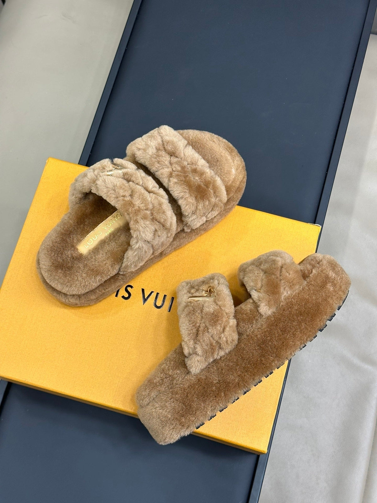 LV WOMEN'S DAD SANDAL MULE IN CAMEL BROWN FLEECE