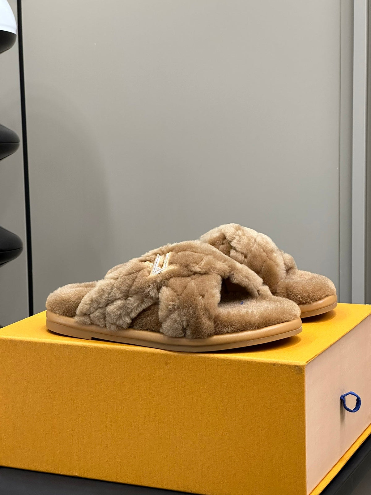 LV WOMEN'S SUNSET COMFORT FLAT MULE IN CAMEL BROWN FLEECE