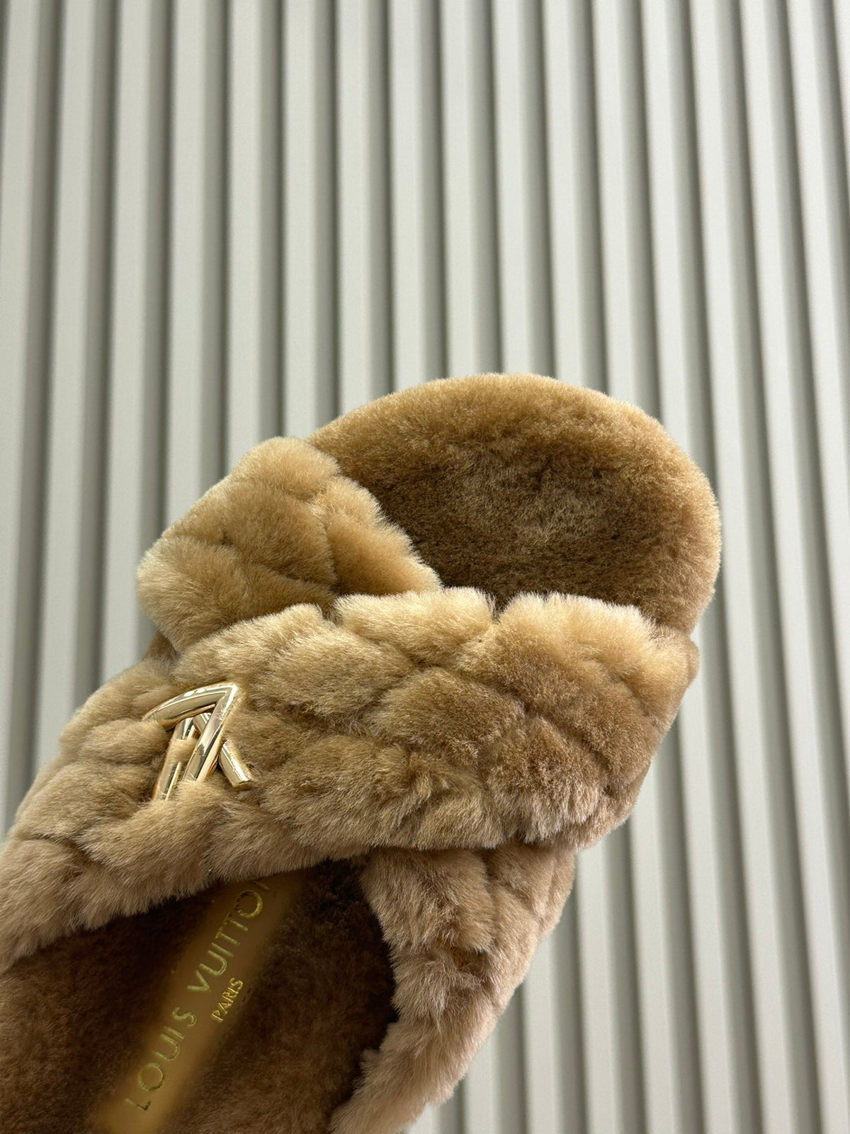 LV WOMEN'S SUNSET COMFORT FLAT MULE IN CAMEL BROWN FLEECE