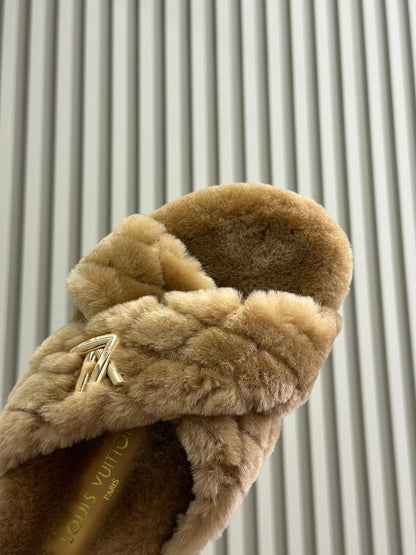 LV WOMEN'S SUNSET COMFORT FLAT MULE IN CAMEL BROWN FLEECE