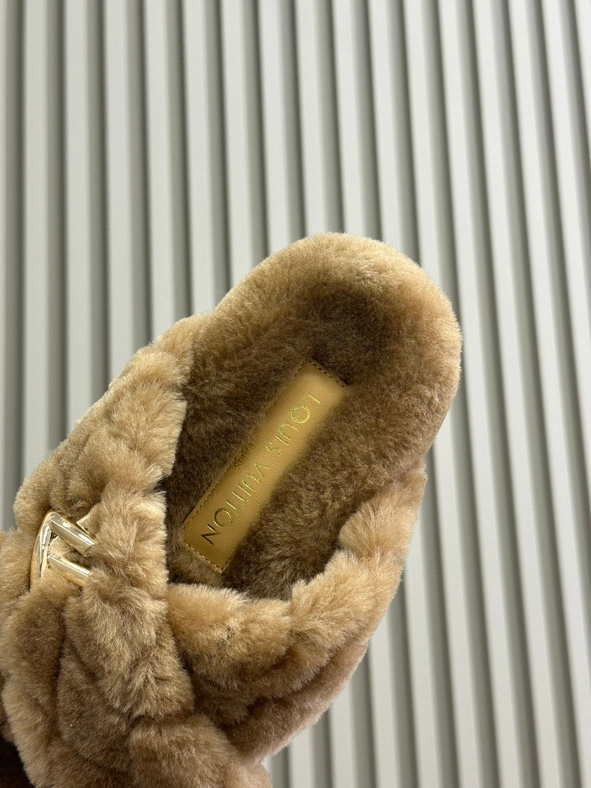 LV WOMEN'S SUNSET COMFORT FLAT MULE IN CAMEL BROWN FLEECE