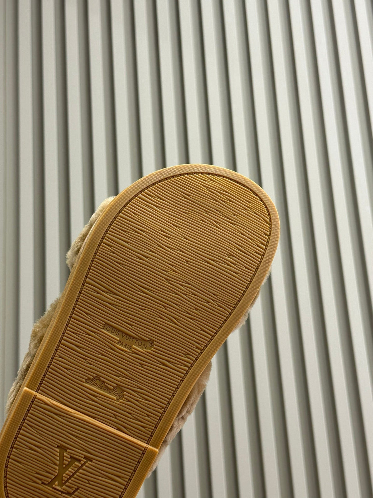 LV WOMEN'S SUNSET COMFORT FLAT MULE IN CAMEL BROWN FLEECE