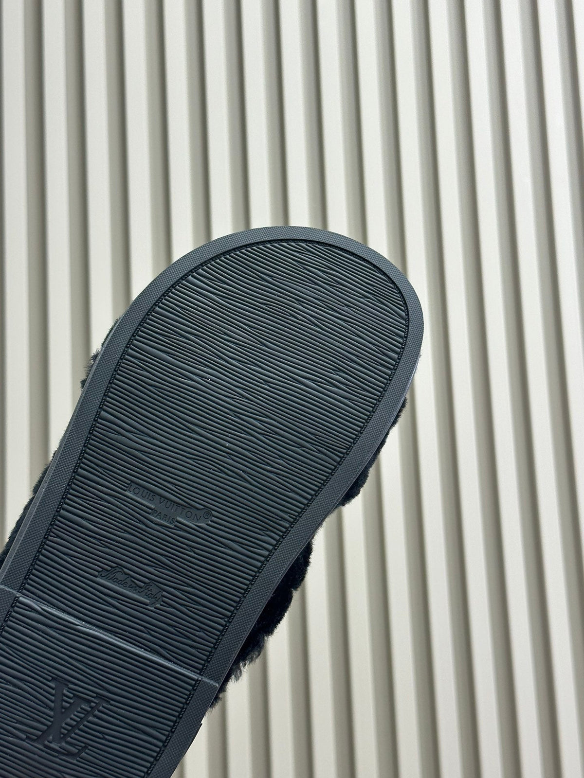 LV WOMEN'S SUNSET COMFORT FLAT MULE IN BLACK FLEECE