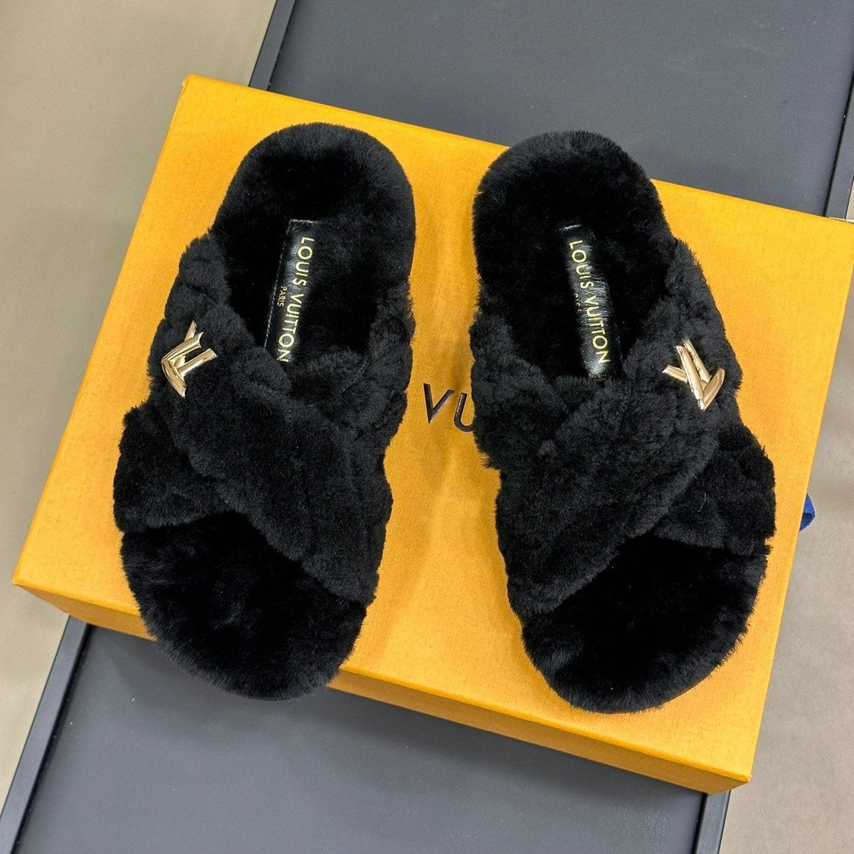 LV WOMEN'S SUNSET COMFORT FLAT MULE IN BLACK FLEECE