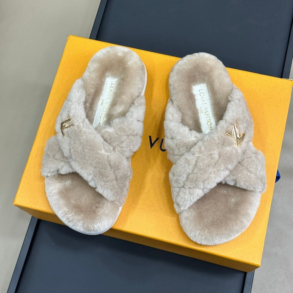 LV WOMEN'S SUNSET COMFORT FLAT MULE IN BEIGE FLEECE