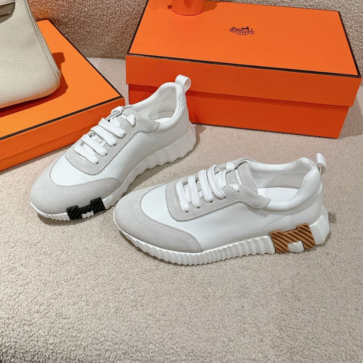 MAINLAND SNEAKER IN PALE GRAY SUEDE AND WHITE CALFSKIN 959308