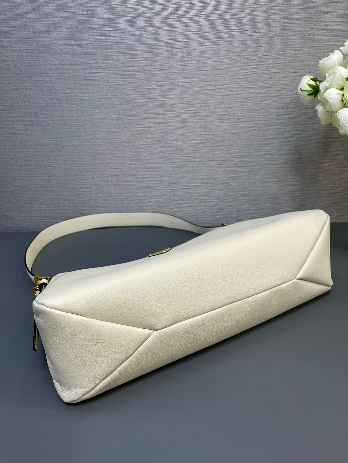 LARGE HOBO BAG 39 IN WHITE SOFT LAMBSKIN