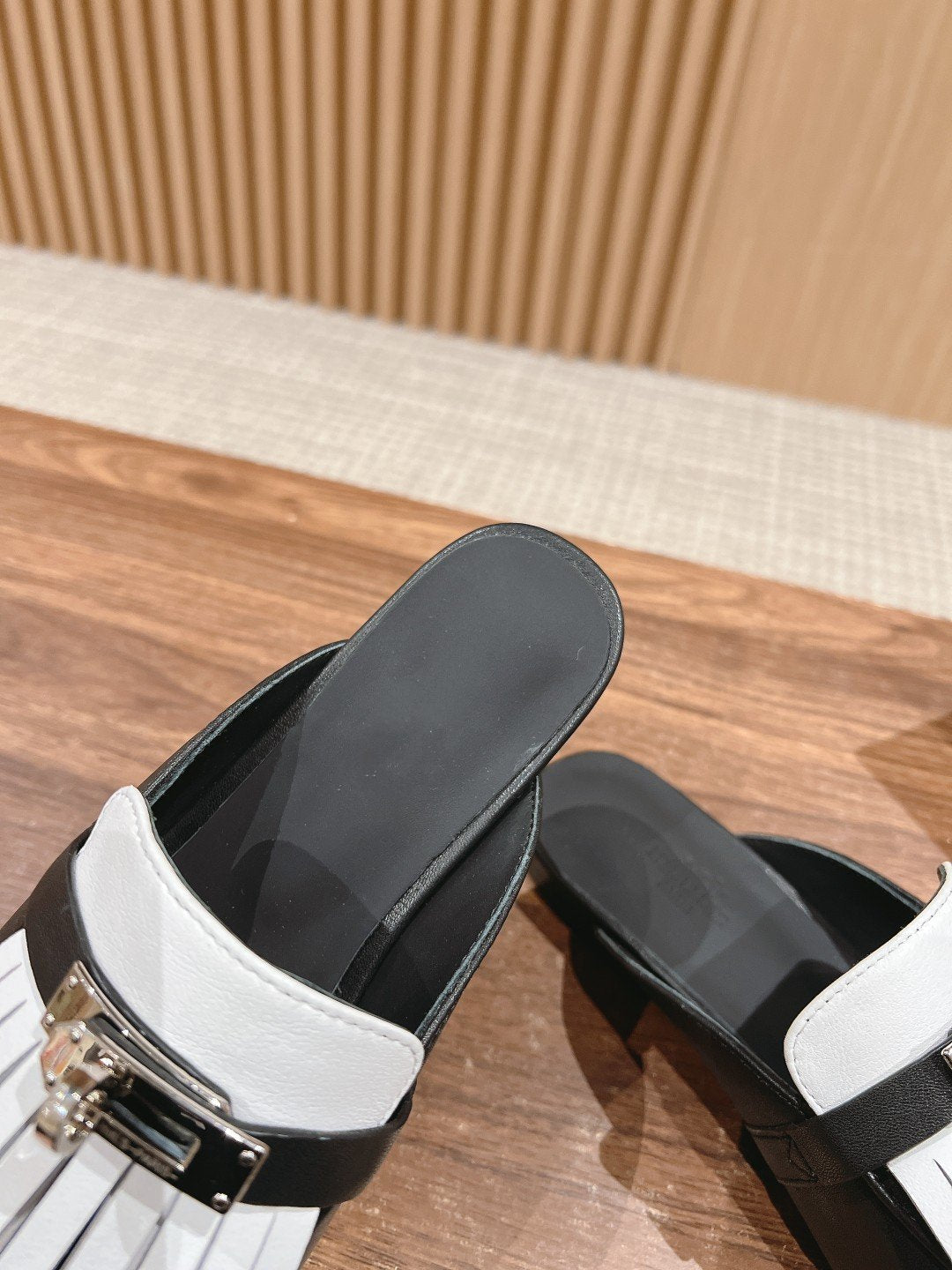 0Z Mule Fringed Black/White