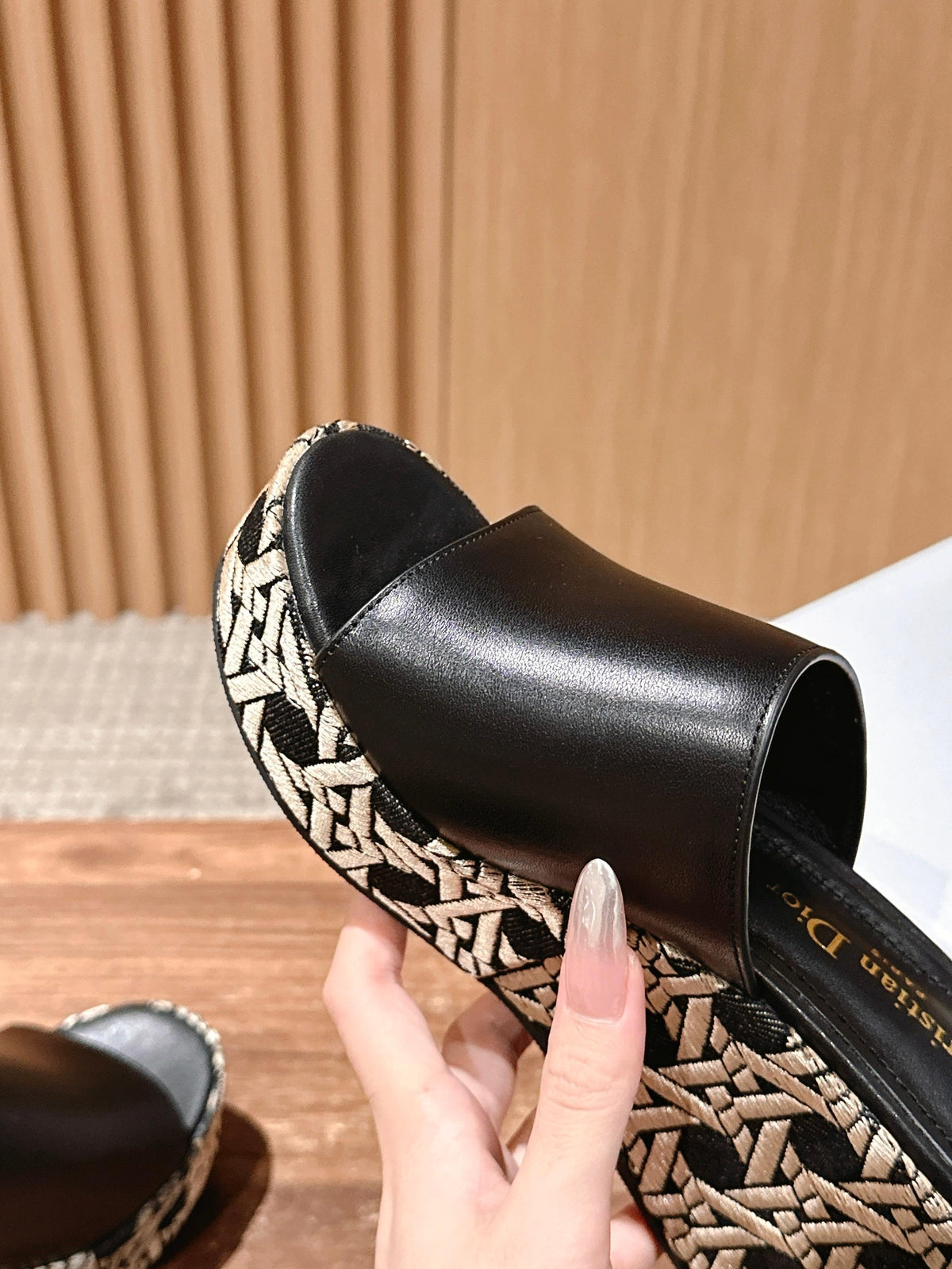 ATTITUDE WEDGE SLIDE 90MM IN BLACK CALFSKIN CANVAS SOLE