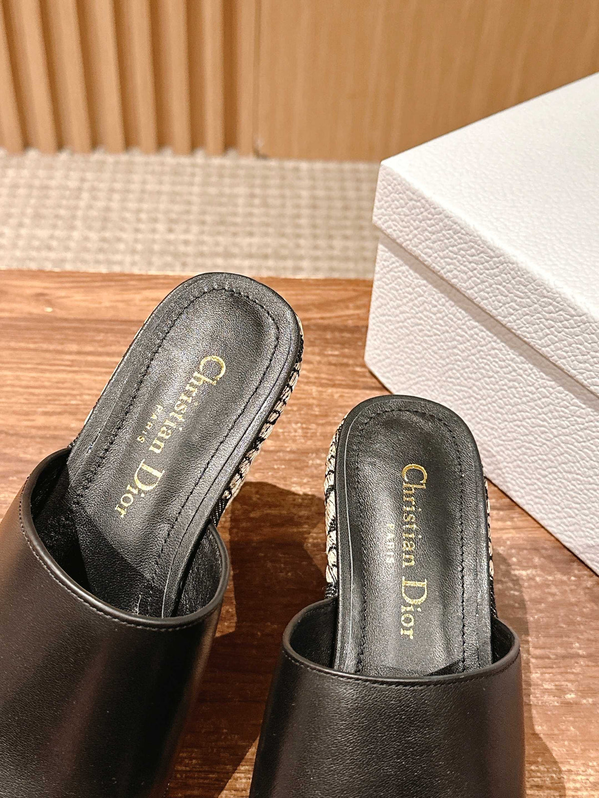 ATTITUDE WEDGE SLIDE 90MM IN BLACK CALFSKIN CANVAS SOLE