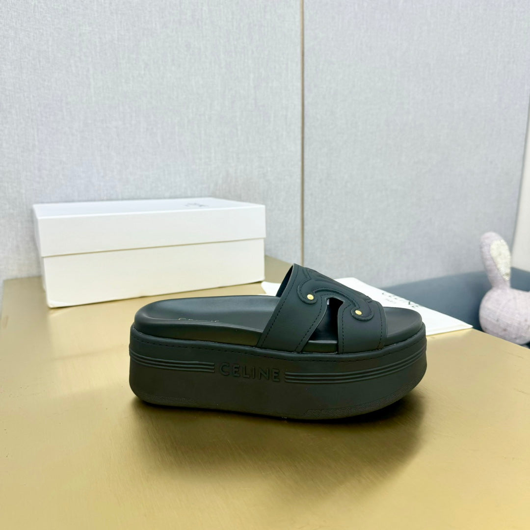 BLOCK SLIDES WITH TRIOMPHE IN BLACK SMOOTH CALFSKIN