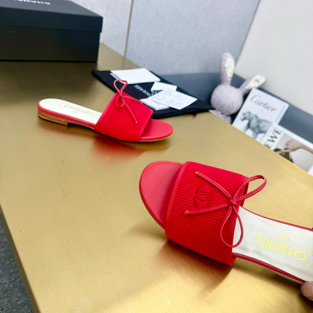 BOW SLIPPERS IN CANDY RED LAMBSKIN