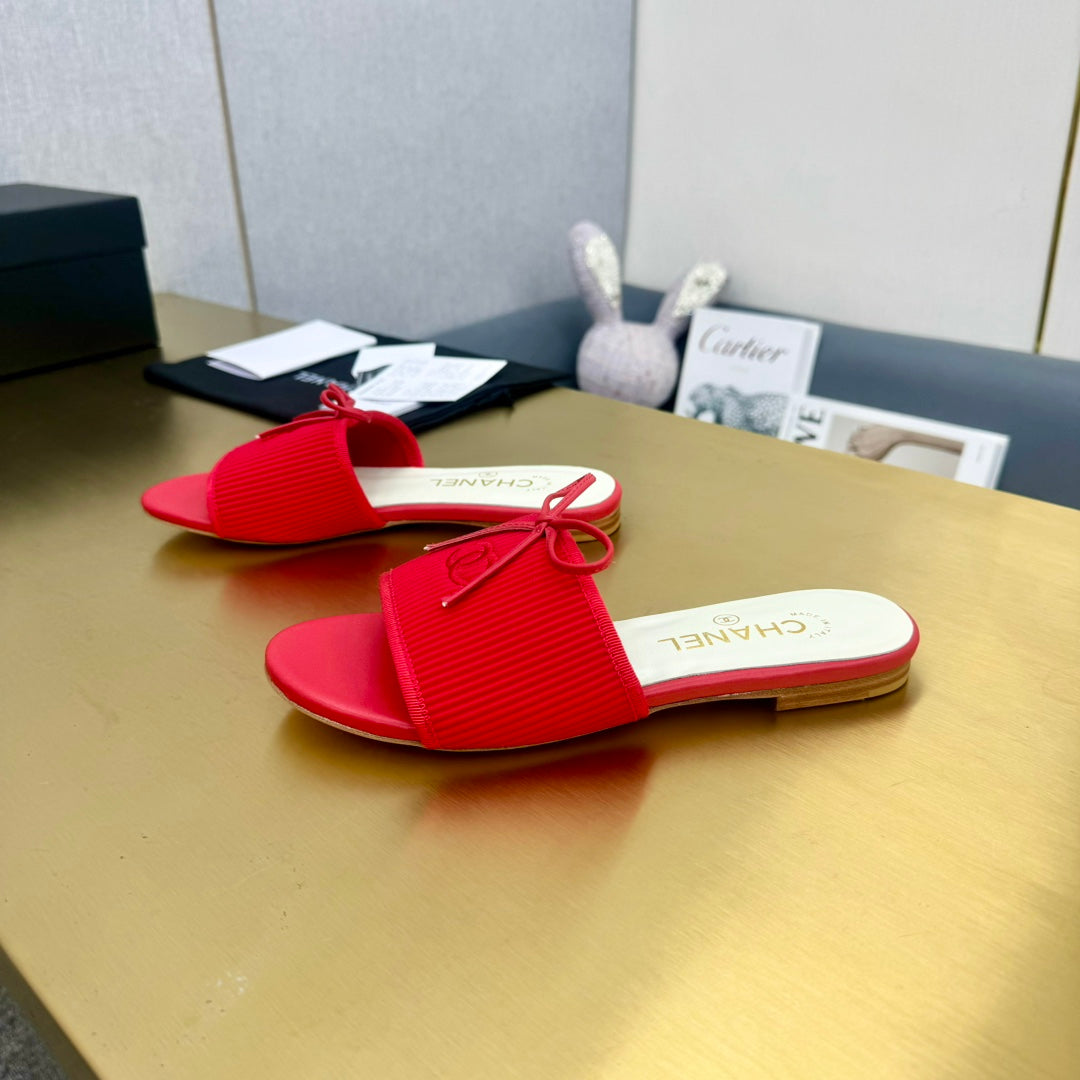 BOW SLIPPERS IN CANDY RED LAMBSKIN