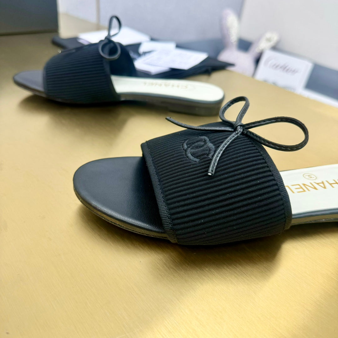 BOW SLIPPERS IN BLACK LAMBSKIN