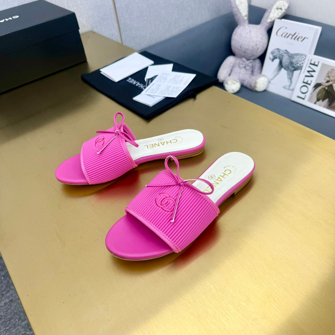 BOW SLIPPERS IN BRIGHT PINK LAMBSKIN