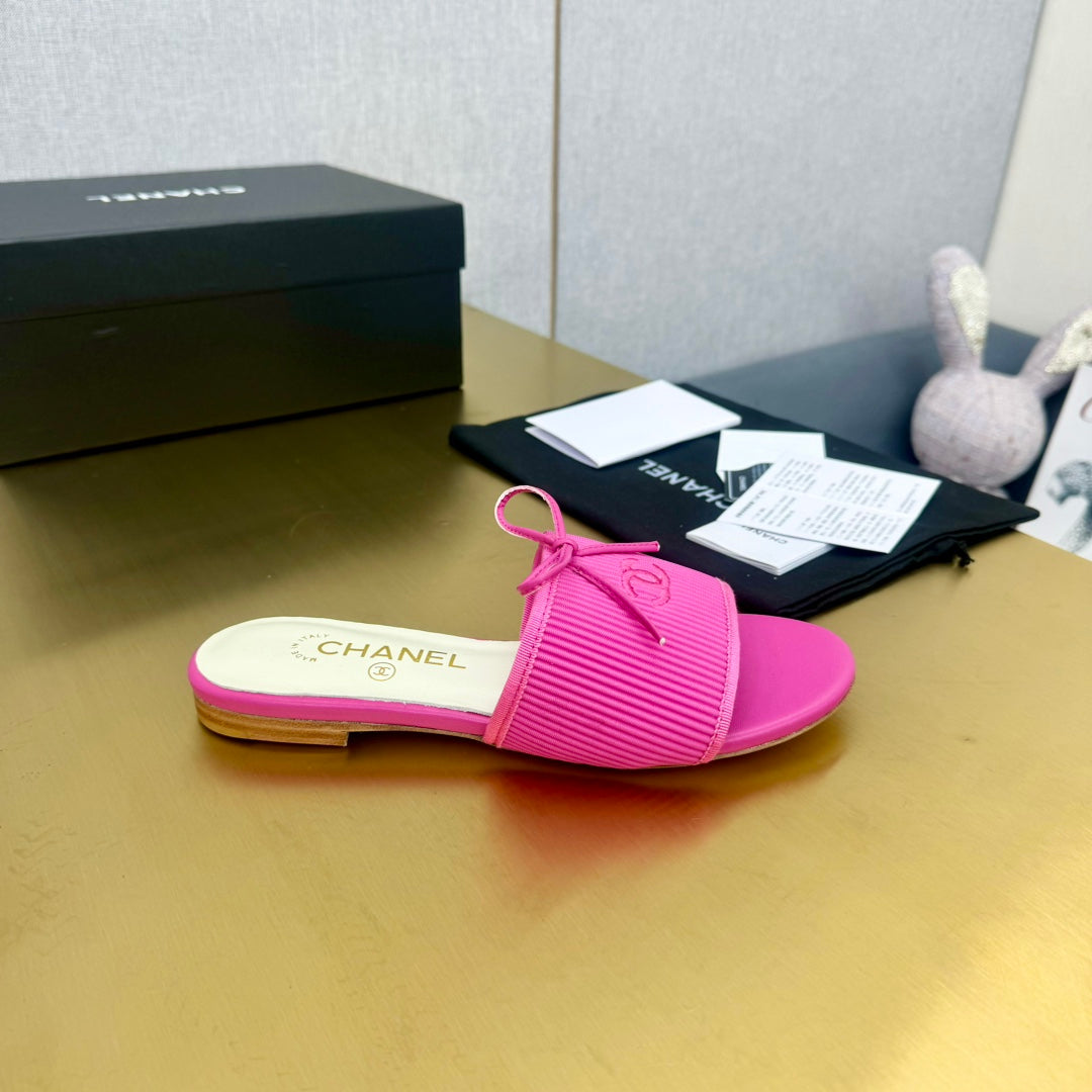BOW SLIPPERS IN BRIGHT PINK LAMBSKIN