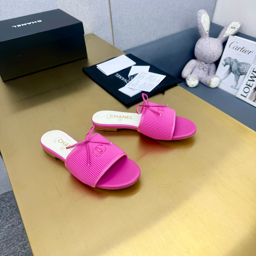 BOW SLIPPERS IN BRIGHT PINK LAMBSKIN