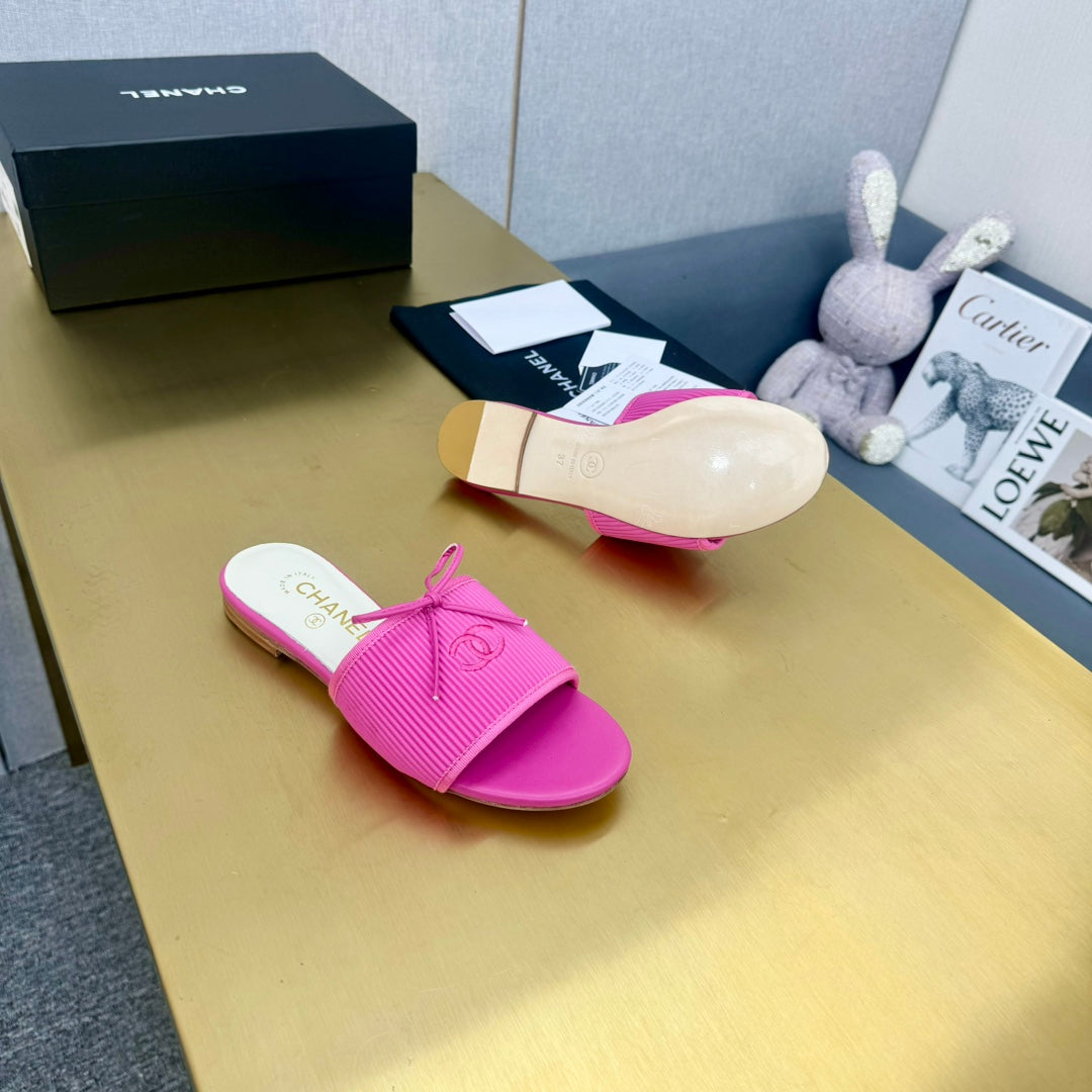 BOW SLIPPERS IN BRIGHT PINK LAMBSKIN