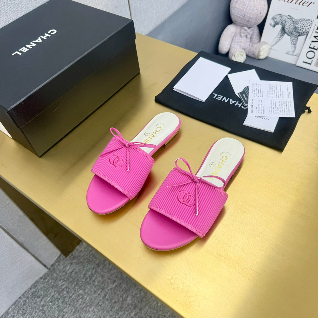 BOW SLIPPERS IN BRIGHT PINK LAMBSKIN