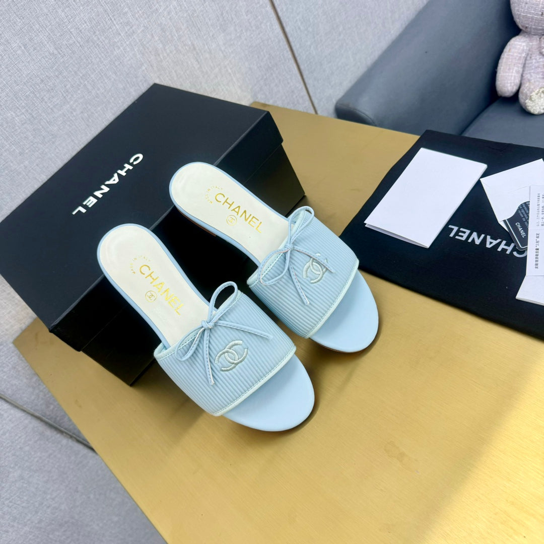 BOW SLIPPERS IN LIGHT BLUE LAMBSKIN