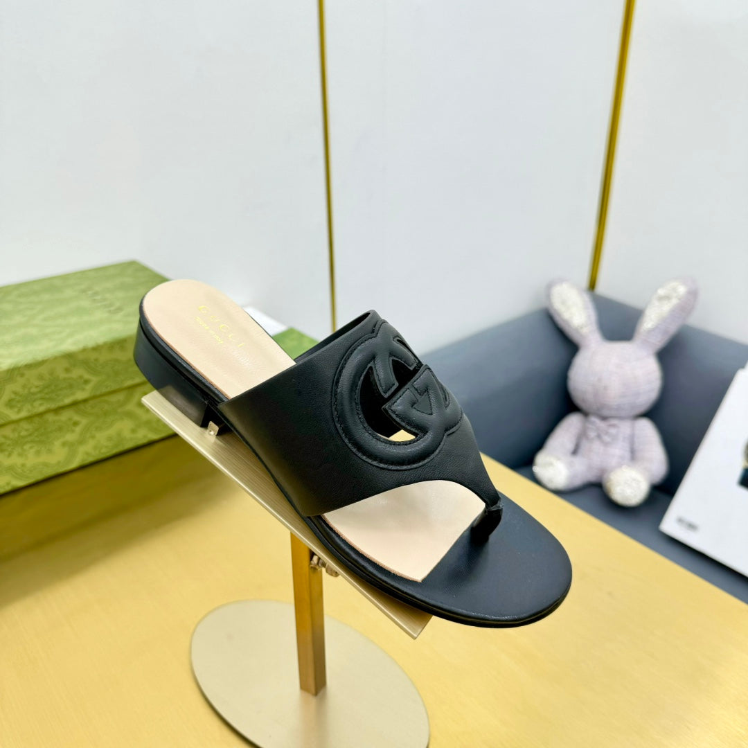 BLONDIE THONG SANDAL IN BLACK LAMBSKIN