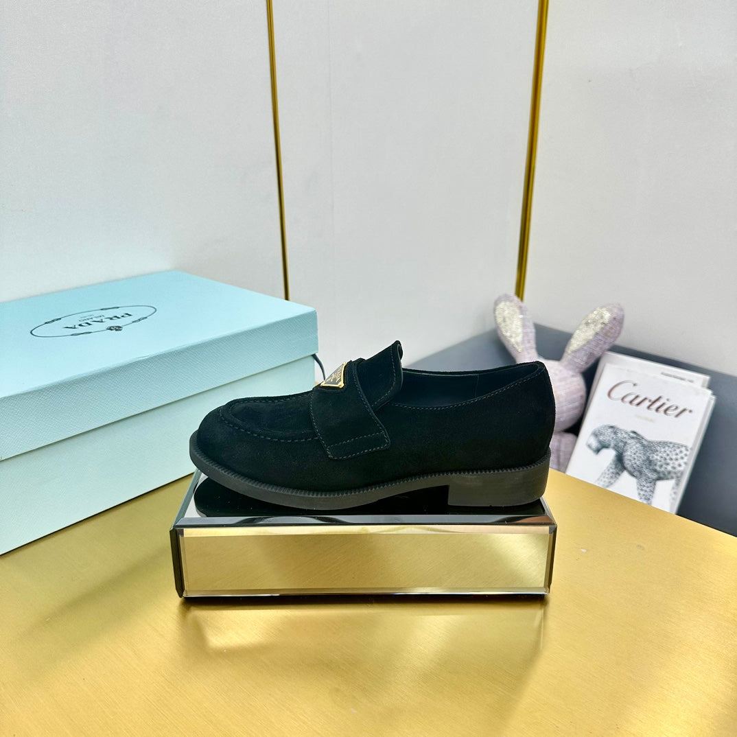 LOAFERS ATTACHED TRIANGLE LOGO IN BLACK SUEDE