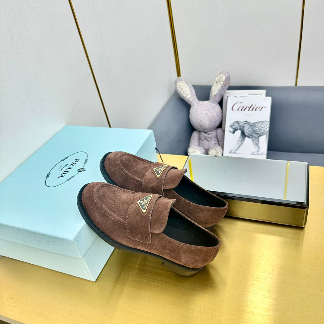 LOAFERS ATTACHED TRIANGLE LOGO IN WALNUT BROWN SUEDE