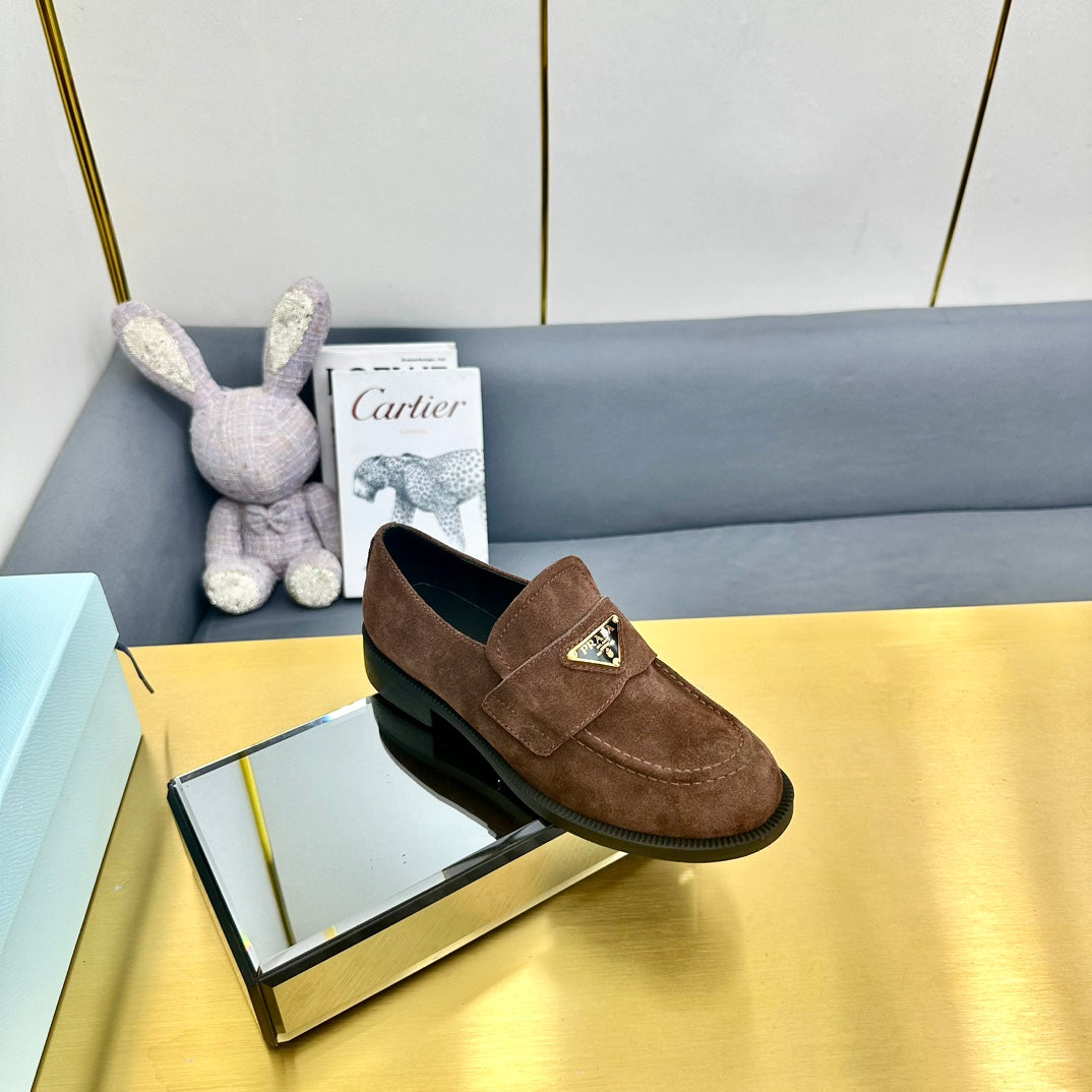 LOAFERS ATTACHED TRIANGLE LOGO IN WALNUT BROWN SUEDE