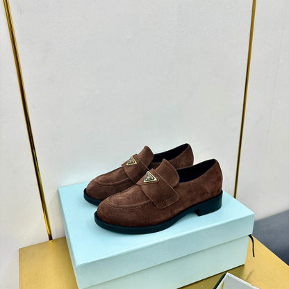 LOAFERS ATTACHED TRIANGLE LOGO IN WALNUT BROWN SUEDE