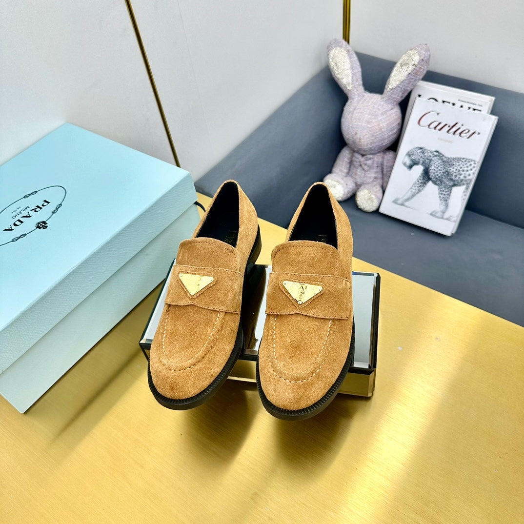 LOAFERS ATTACHED TRIANGLE LOGO IN PEANUT BROWN SUEDE