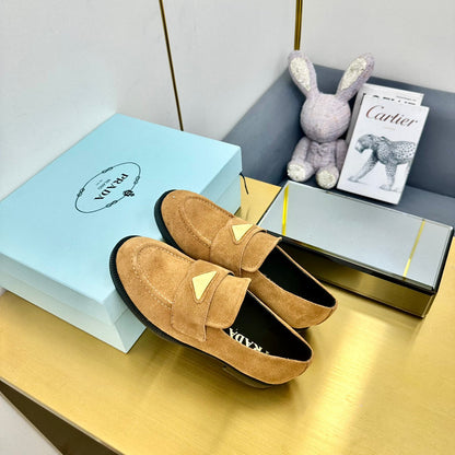 LOAFERS ATTACHED TRIANGLE LOGO IN PEANUT BROWN SUEDE
