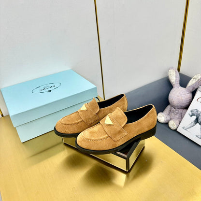 LOAFERS ATTACHED TRIANGLE LOGO IN PEANUT BROWN SUEDE