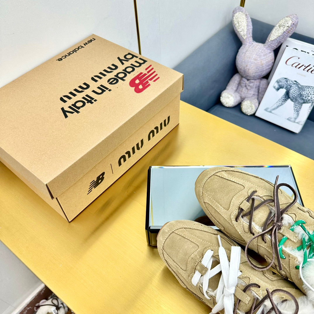 MIUXNB 530 SNEAKERS IN DARK BEIGE SUEDE SHEARLING