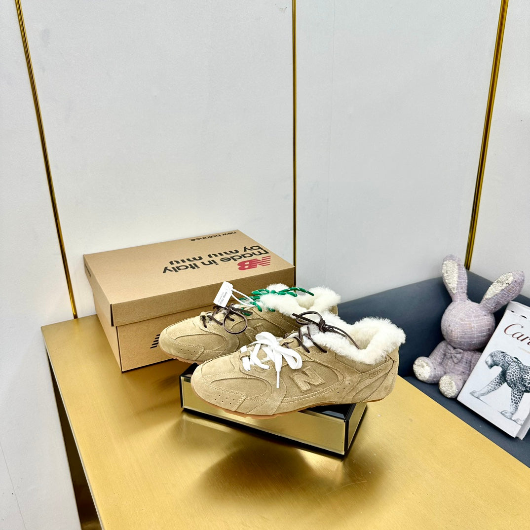MIUXNB 530 SNEAKERS IN DARK BEIGE SUEDE SHEARLING