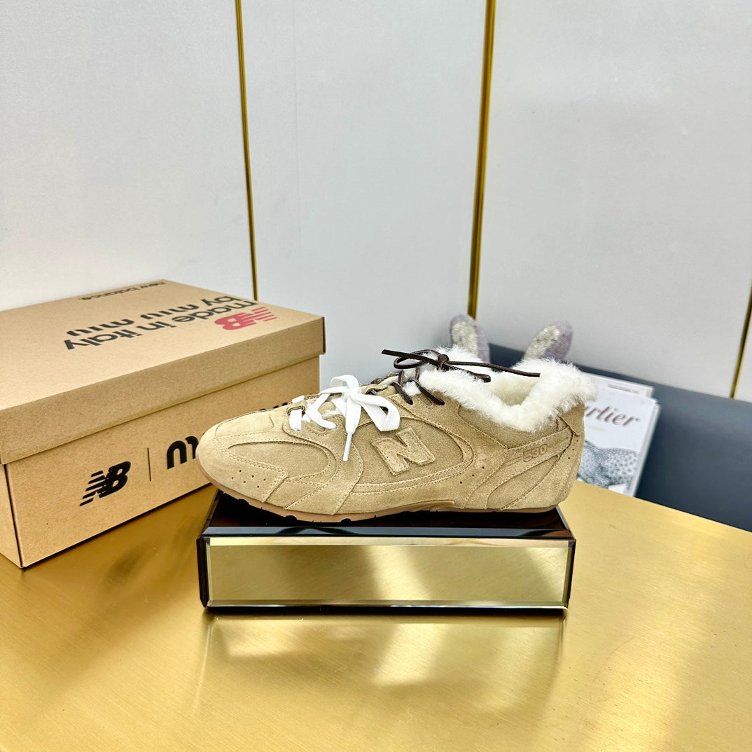 MIUXNB 530 SNEAKERS IN DARK BEIGE SUEDE SHEARLING