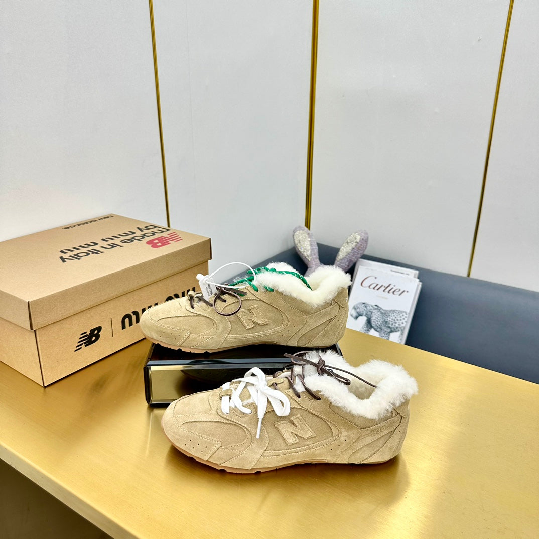 MIUXNB 530 SNEAKERS IN DARK BEIGE SUEDE SHEARLING