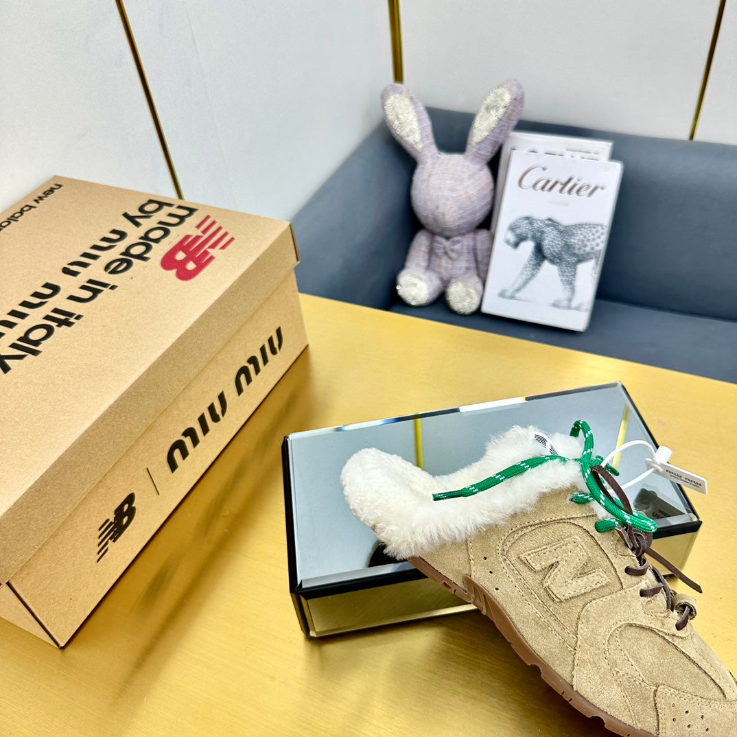 MIUxNEW 530 SNEAKER MULES IN BEIGE BLEACHED SUEDE SHEARLING