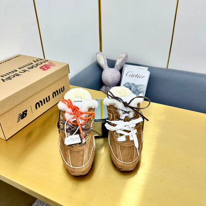 MIUxNEW 530 SNEAKER MULES IN BROWN BLEACHED SUEDE SHEARLING