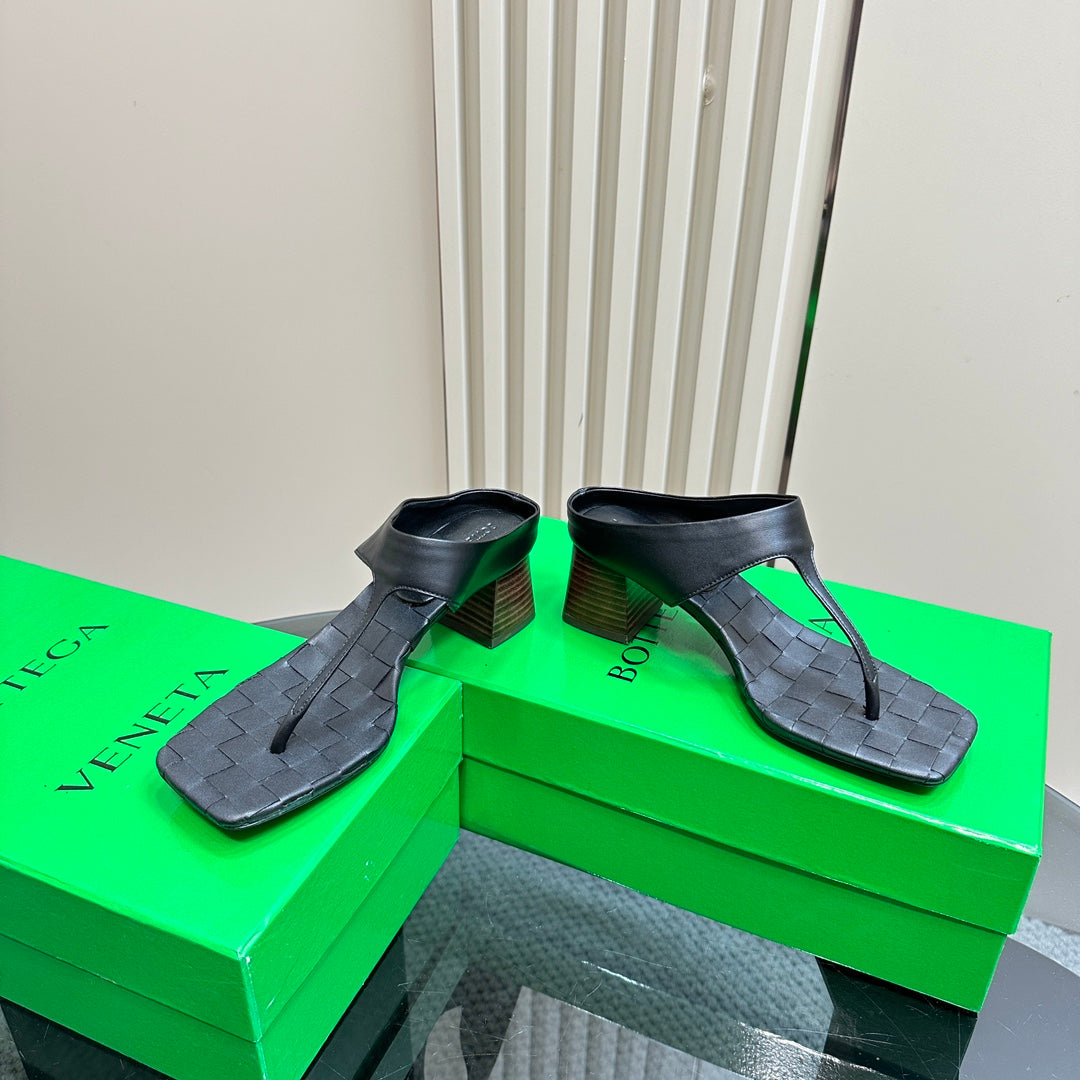 MARELLA THONG IN BLACK LEATHER WITH SIGNATURE INTRECCIATO INSOLE 55 MM