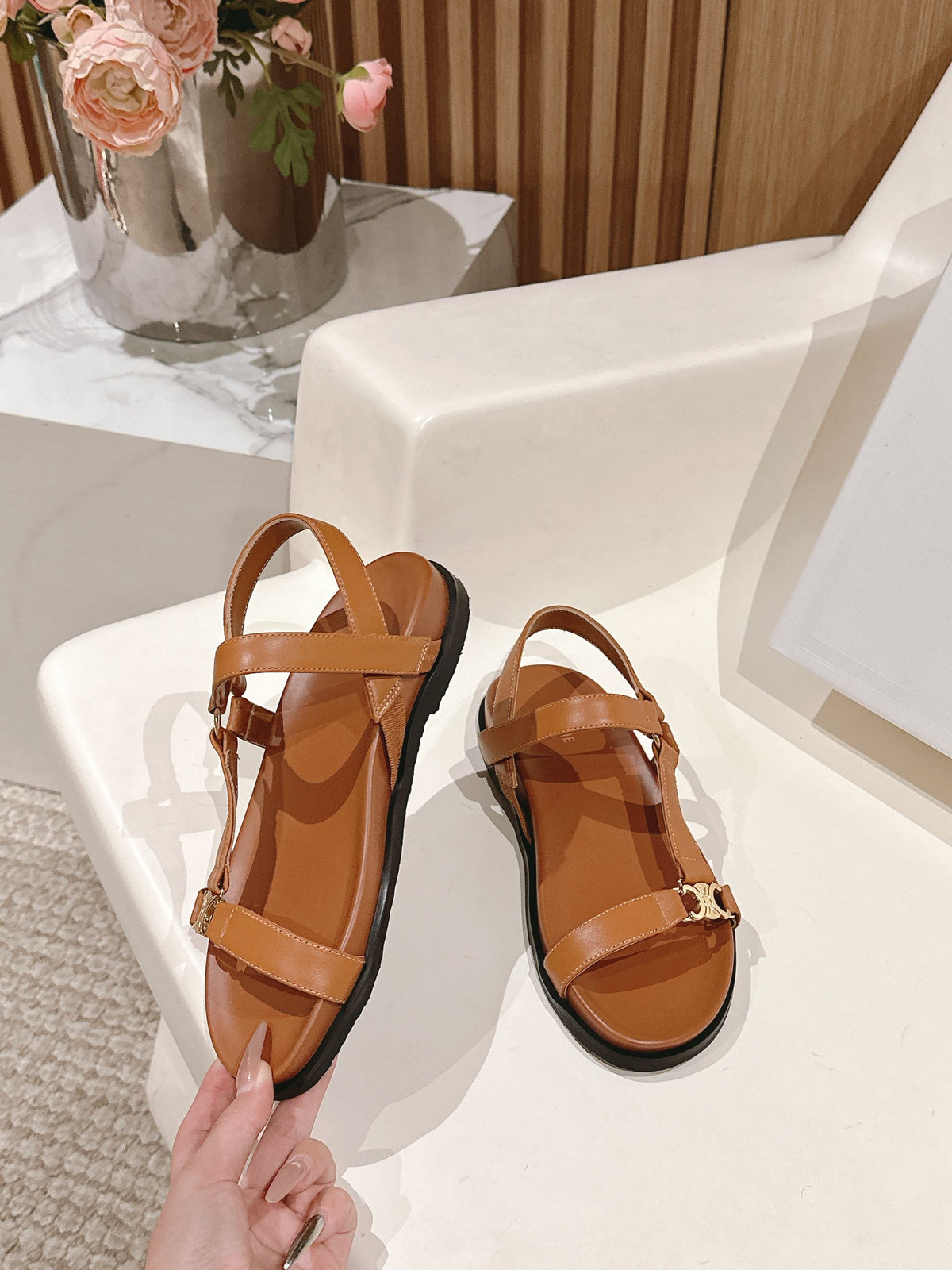 MAUD SANDAL WITH TRIOMPHE IN LIGHT CARAMEL BROWN CALFSKIN