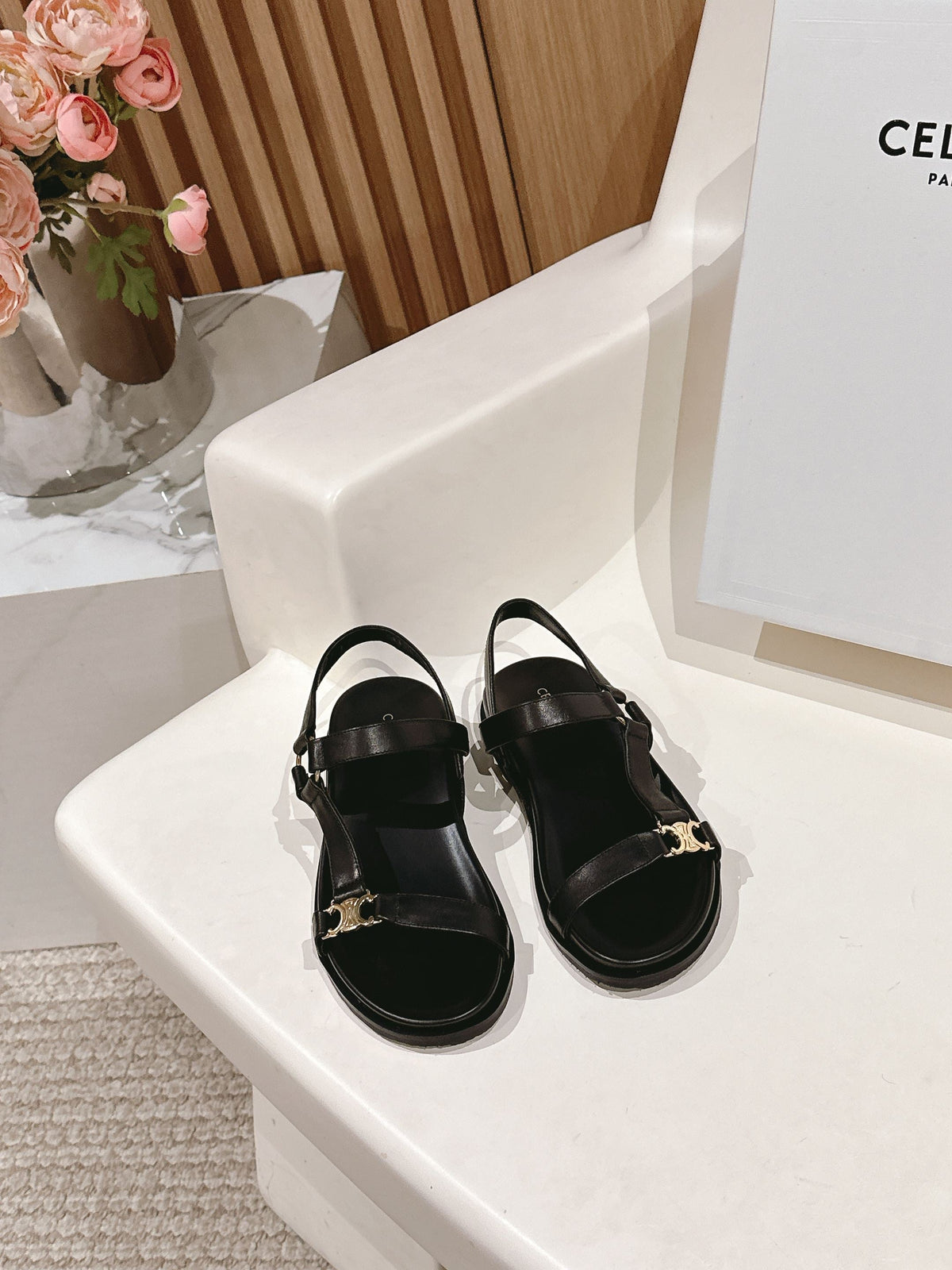MAUD SANDAL WITH TRIOMPHE IN BLACK CALFSKIN
