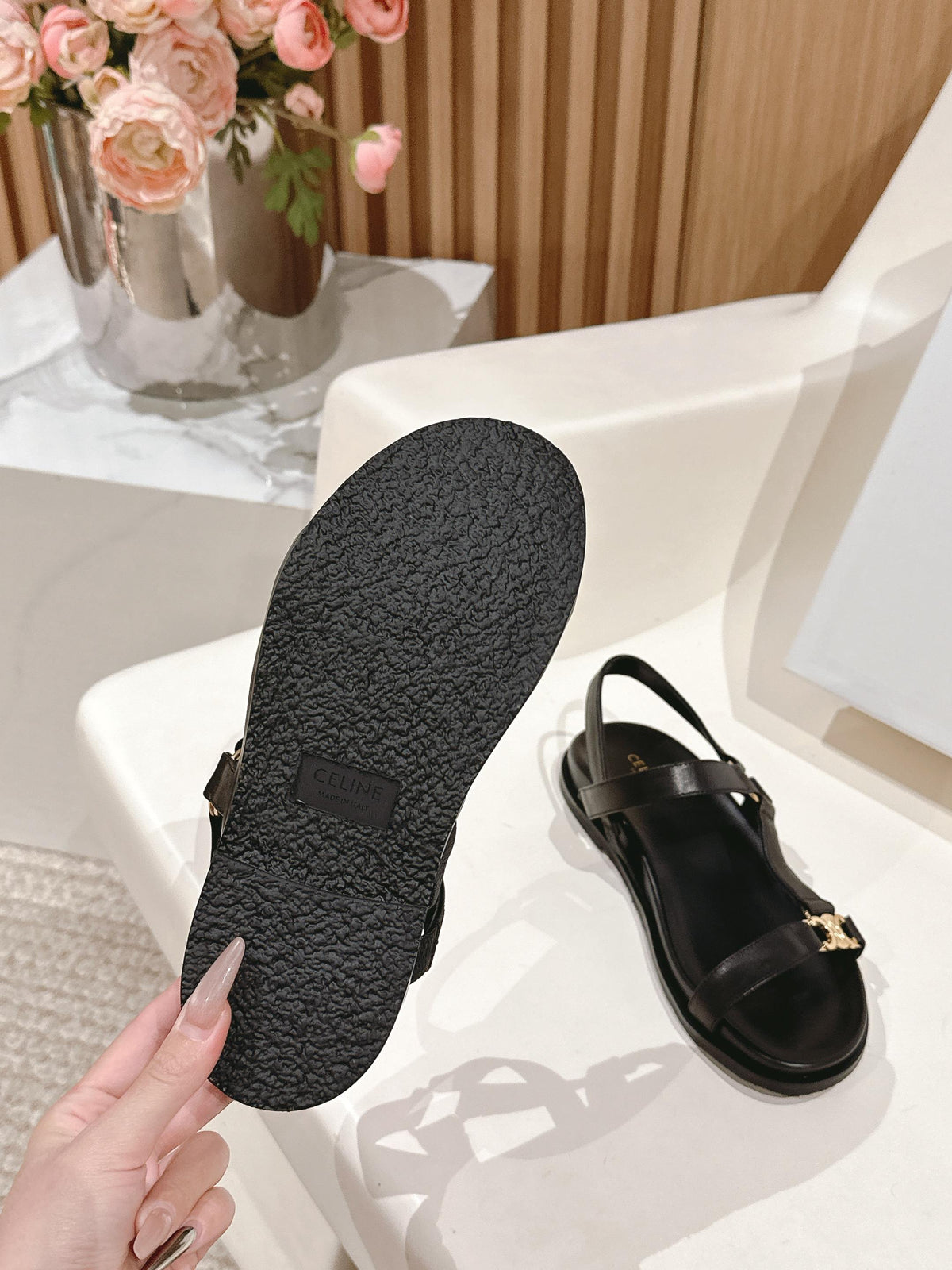 MAUD SANDAL WITH TRIOMPHE IN BLACK CALFSKIN