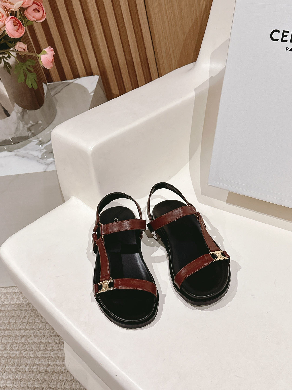 MAUD SANDAL WITH TRIOMPHE IN RUST BROWN CALFSKIN
