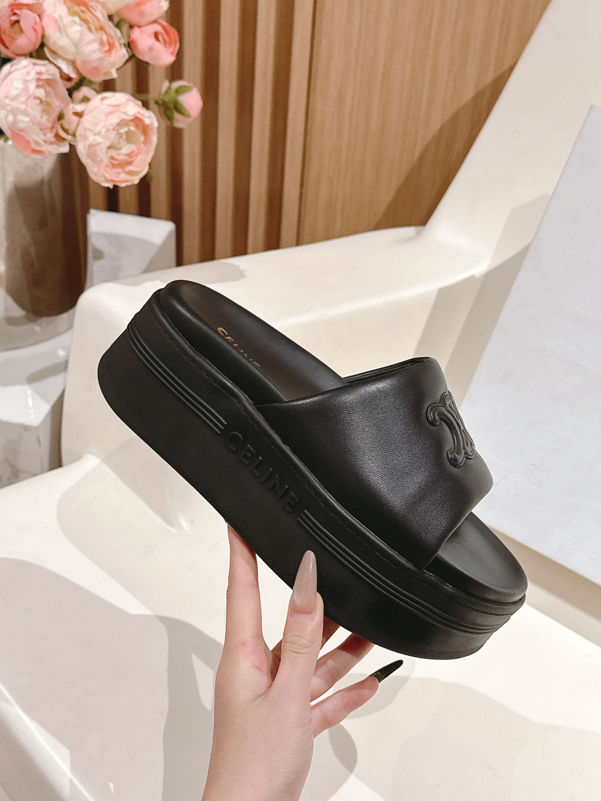 BLOCK SLIDE WITH TRIOMPHE IN BLACK SMOOTH LAMBSKIN