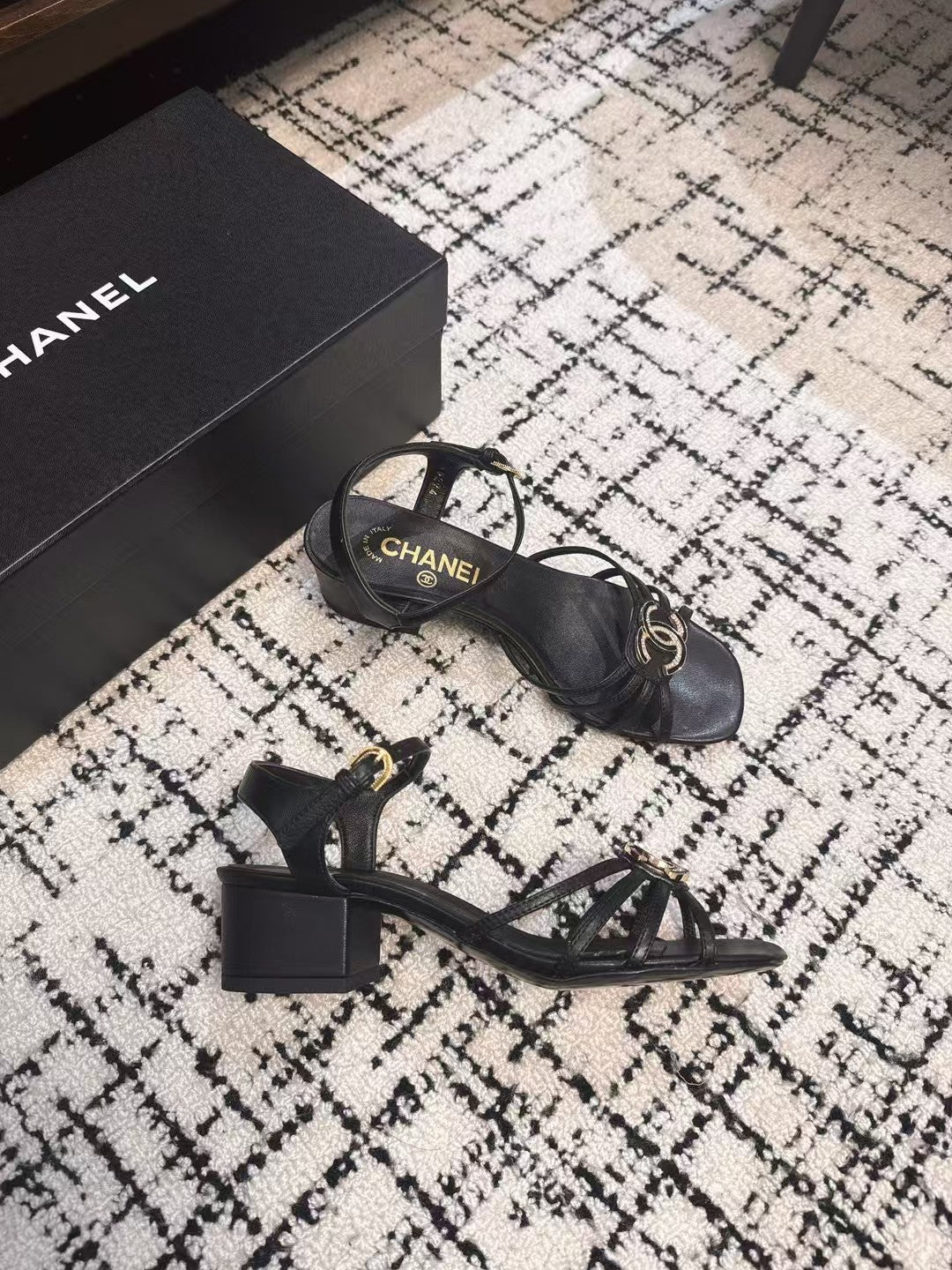 MID HEEL SANDALS IN BLACK LAMBSKIN