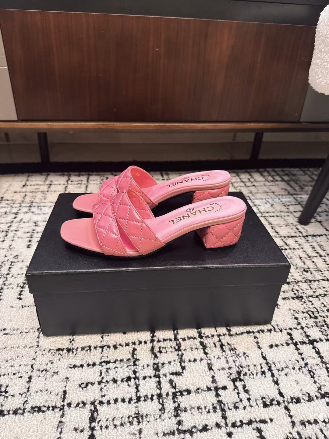 MID HEEL MULES IN BRIGHT PINK SHEEPSKIN