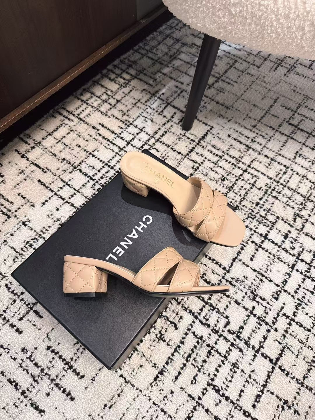 MID HEEL MULES IN MACAROON BEIGE SHEEPSKIN