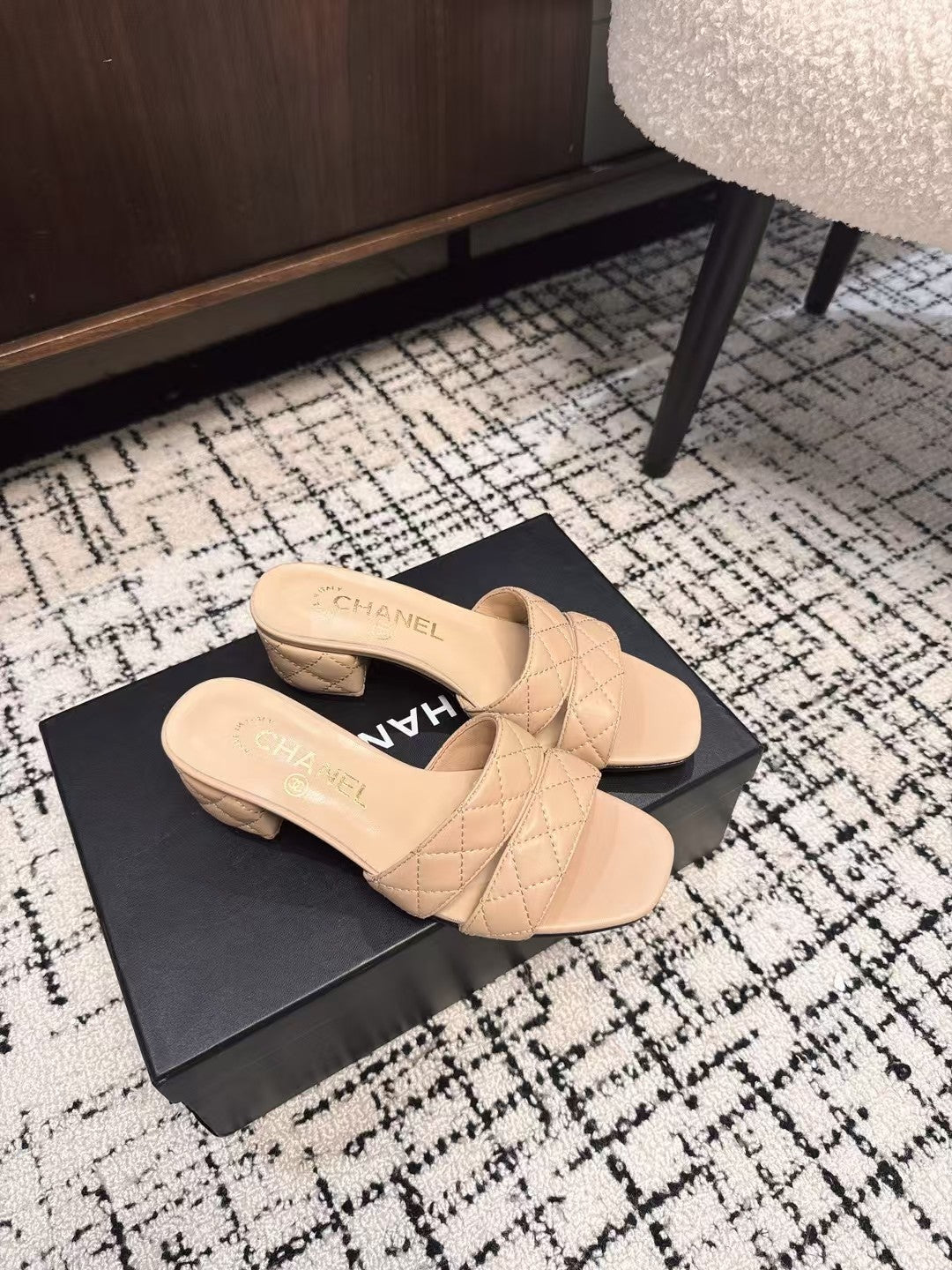 MID HEEL MULES IN MACAROON BEIGE SHEEPSKIN